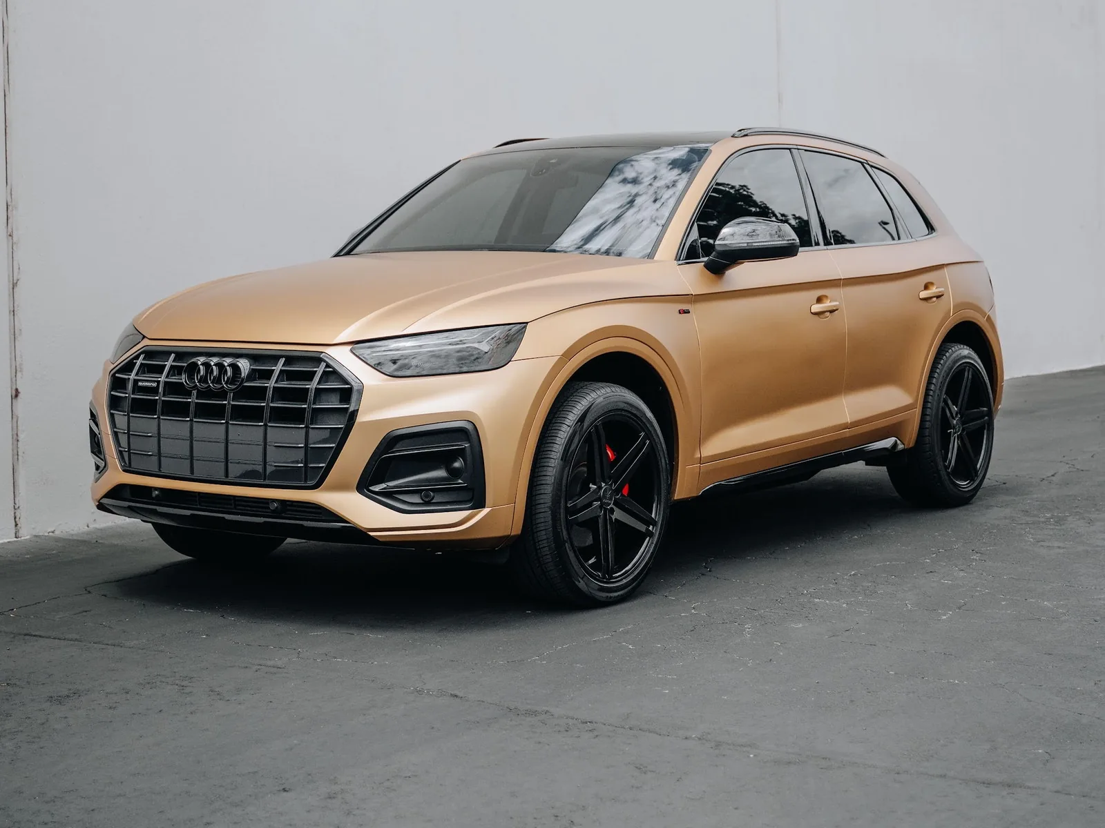 Audi Q5 Vinyl Wrap, Ceramic Tint, Smoke PPF, Red Caliper Paint, Chrome Delete, Ceramic Coating — photo 1 — Hussle Customz Los Angeles