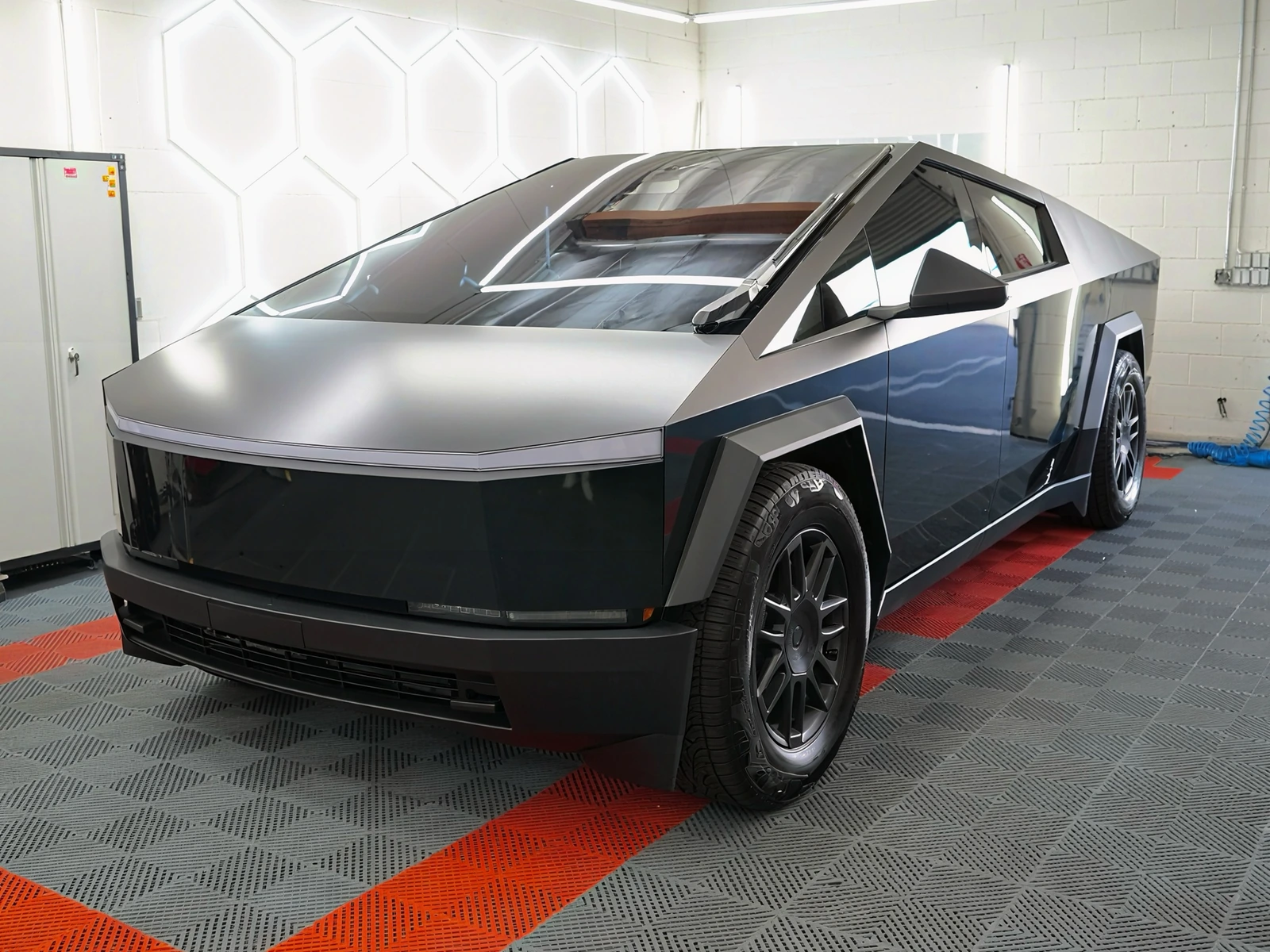 Tesla Cybertruck Gloss + Satin — photo 2 — Hussle Customz Los Angeles