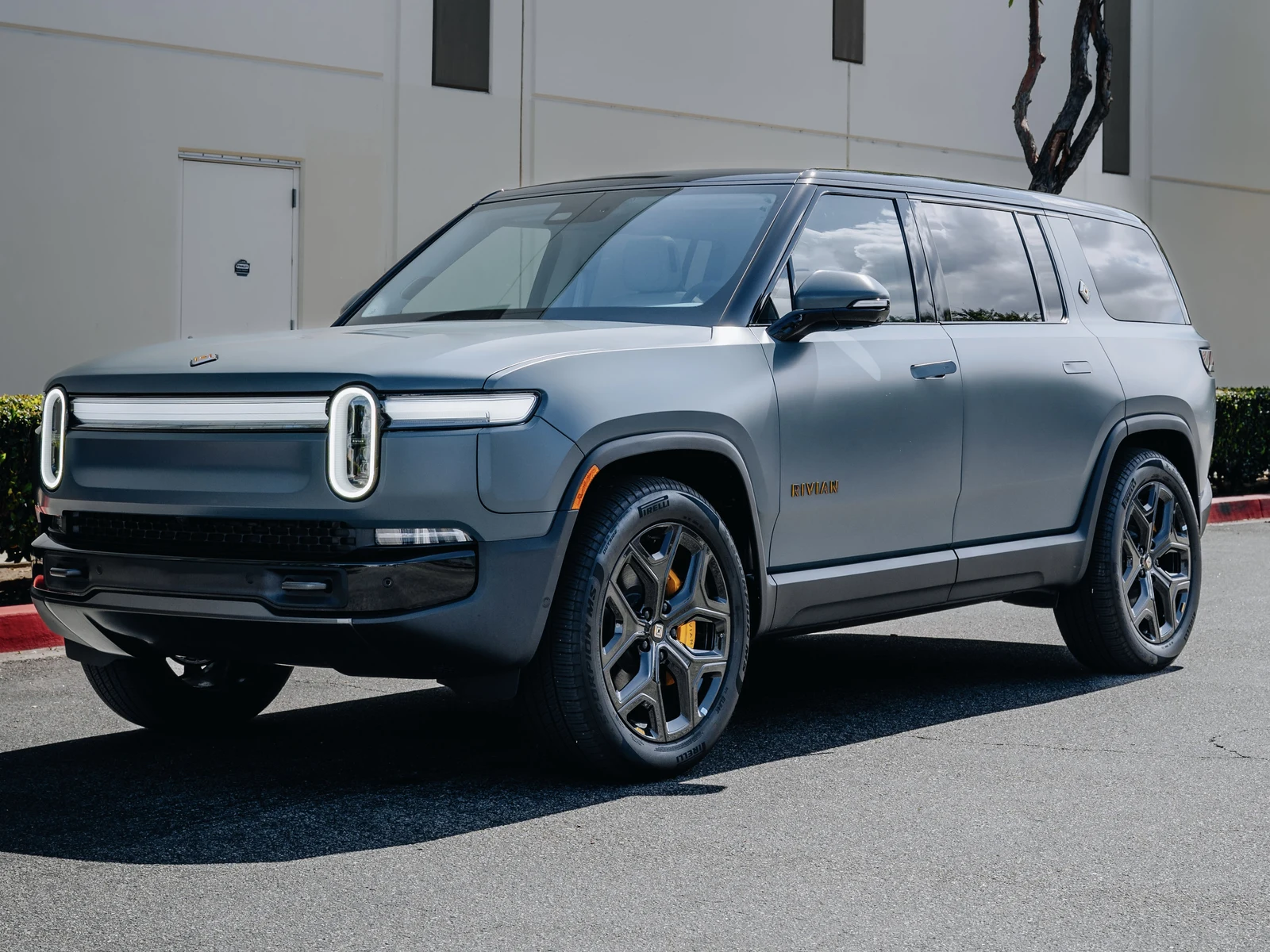 Rivian R1S Matte PPF, Ceramic Tint, Ceramic Coating — photo 1 — Hussle Customz Los Angeles